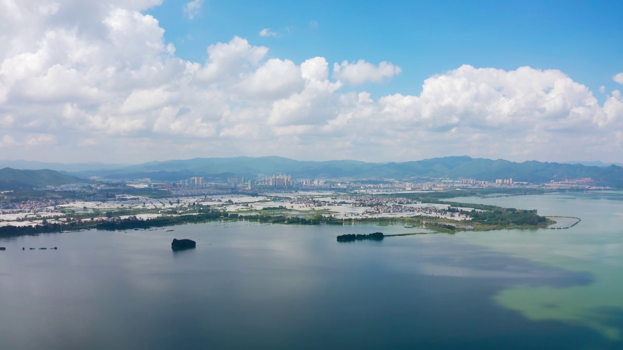 蓝天白云下的滇池风光视频素材