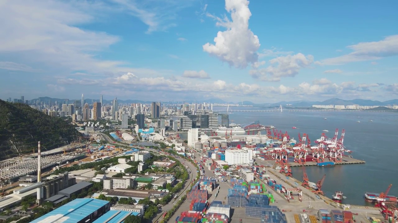 深圳蛇口港蓝天白云航拍视频素材画面3