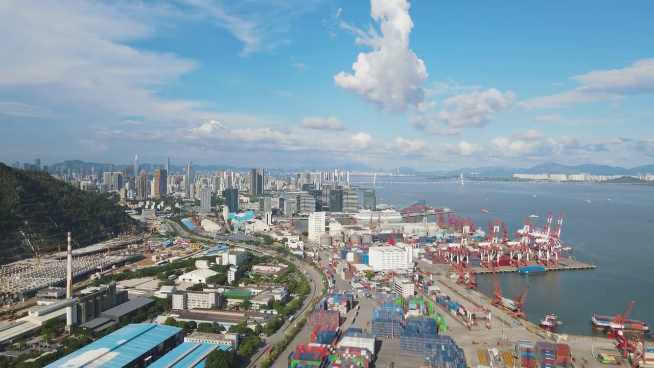 深圳蛇口港蓝天白云航拍视频素材画面4