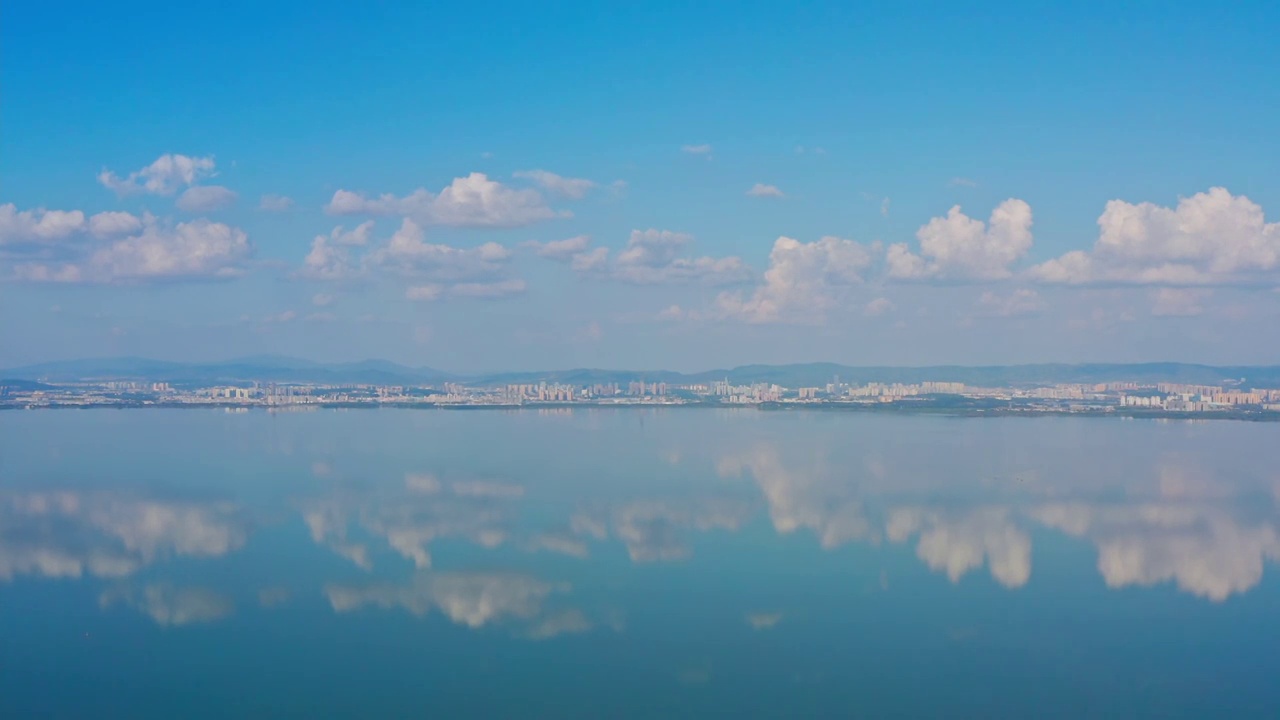 风平浪静的滇池风光视频素材