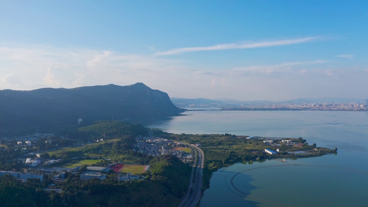 风平浪静的滇池风光视频素材