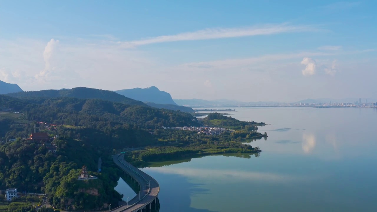 风平浪静的滇池风光视频素材