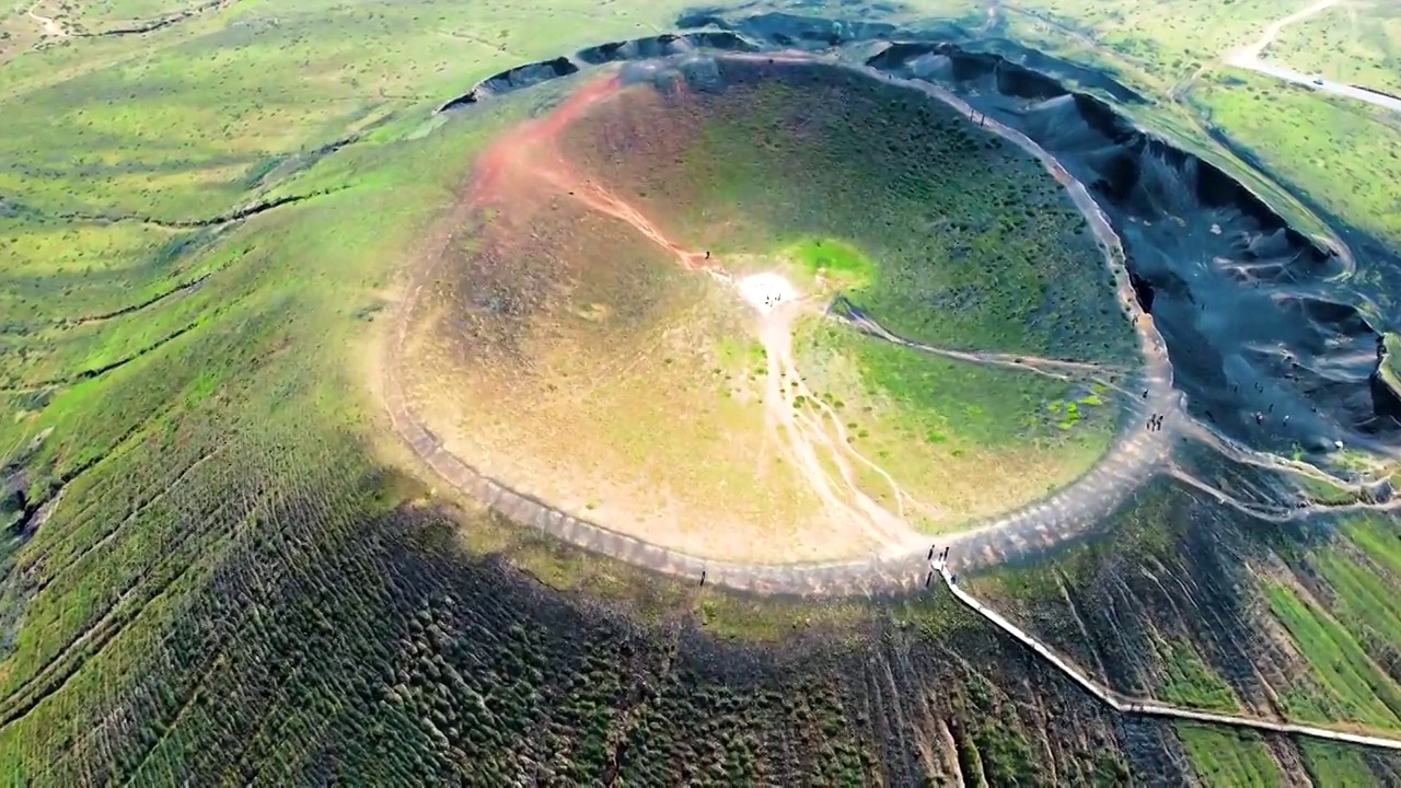 中国内蒙古乌兰察布乌兰哈达火山三号火山火山口俯拍航拍视频素材