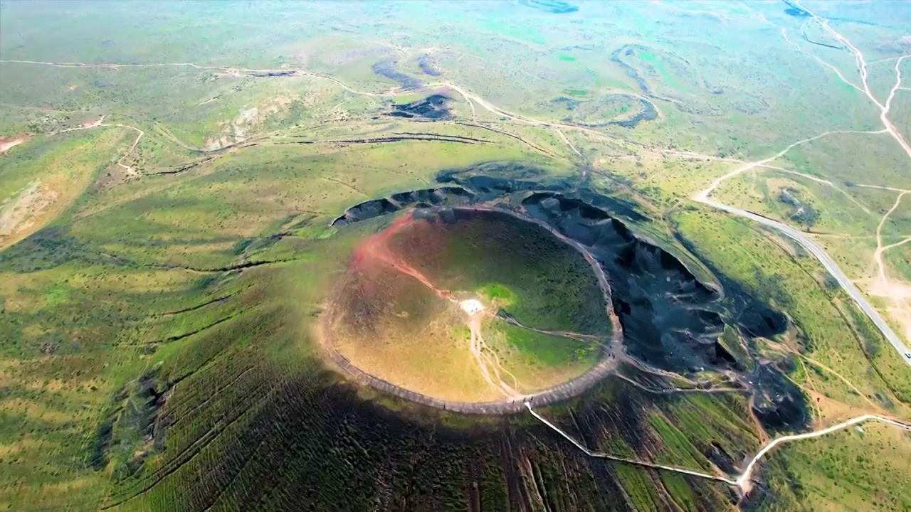 中国内蒙古乌兰察布乌兰哈达火山三号火山火山口俯拍航拍视频素材