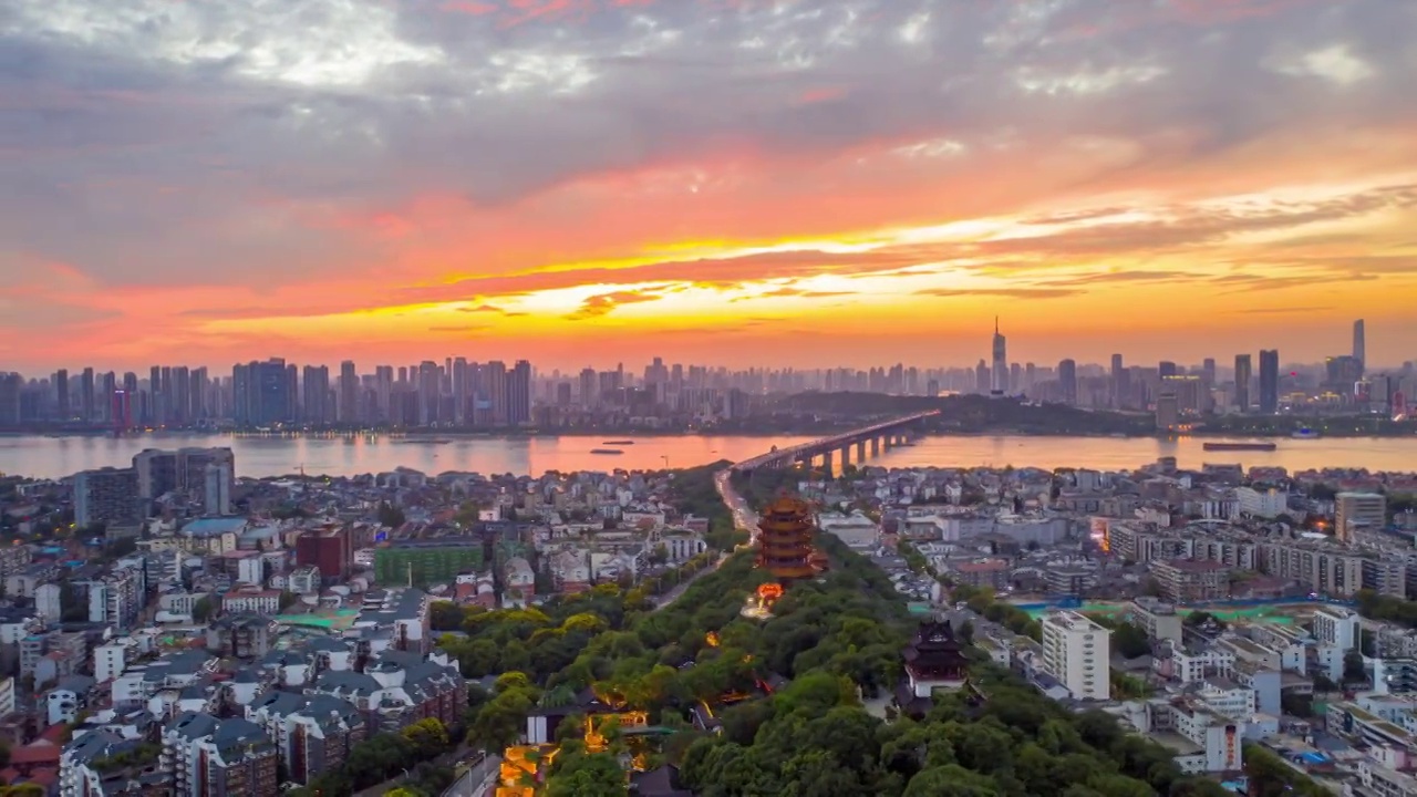 武汉长江大桥黄鹤楼航拍夜景延时视频素材