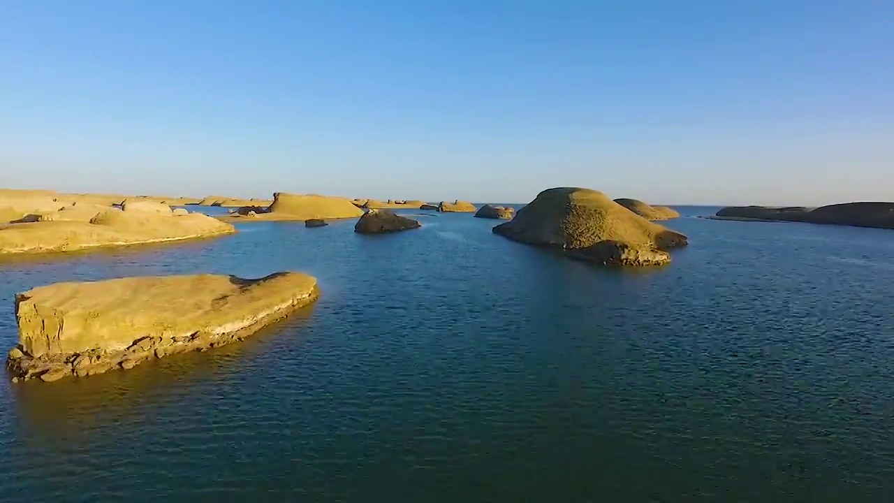 乌苏特水上雅丹航拍视频素材