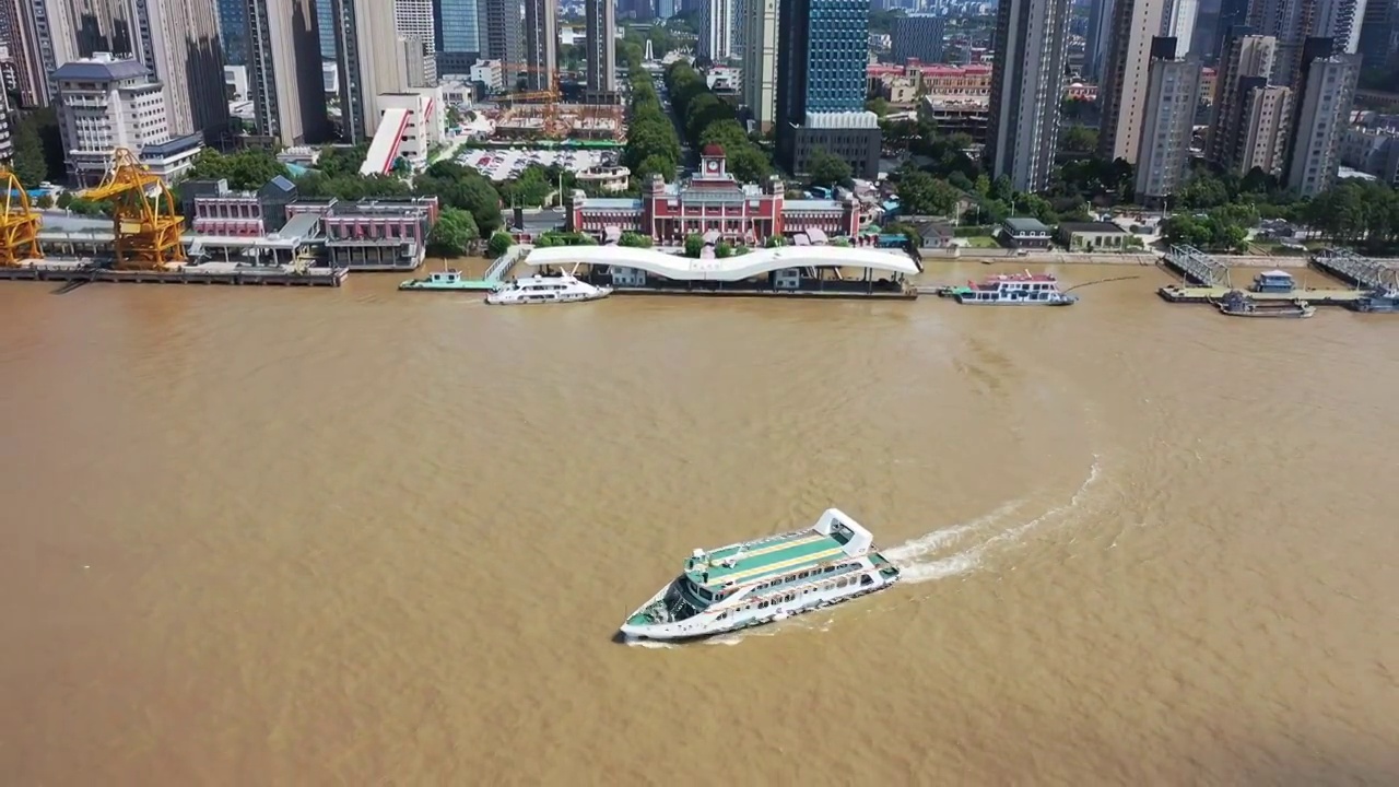 从南京中山码头离港的轮渡视频素材