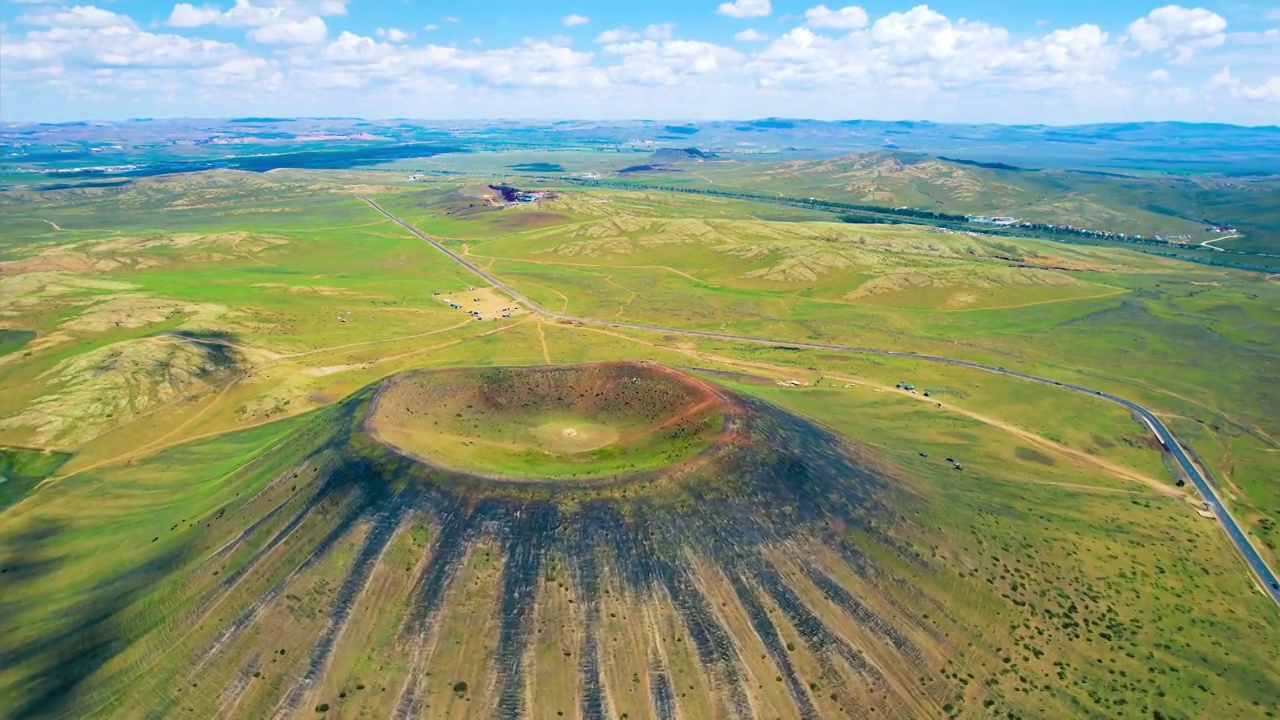 中国内蒙古乌兰察布乌兰哈达火山五号火山航拍视频素材