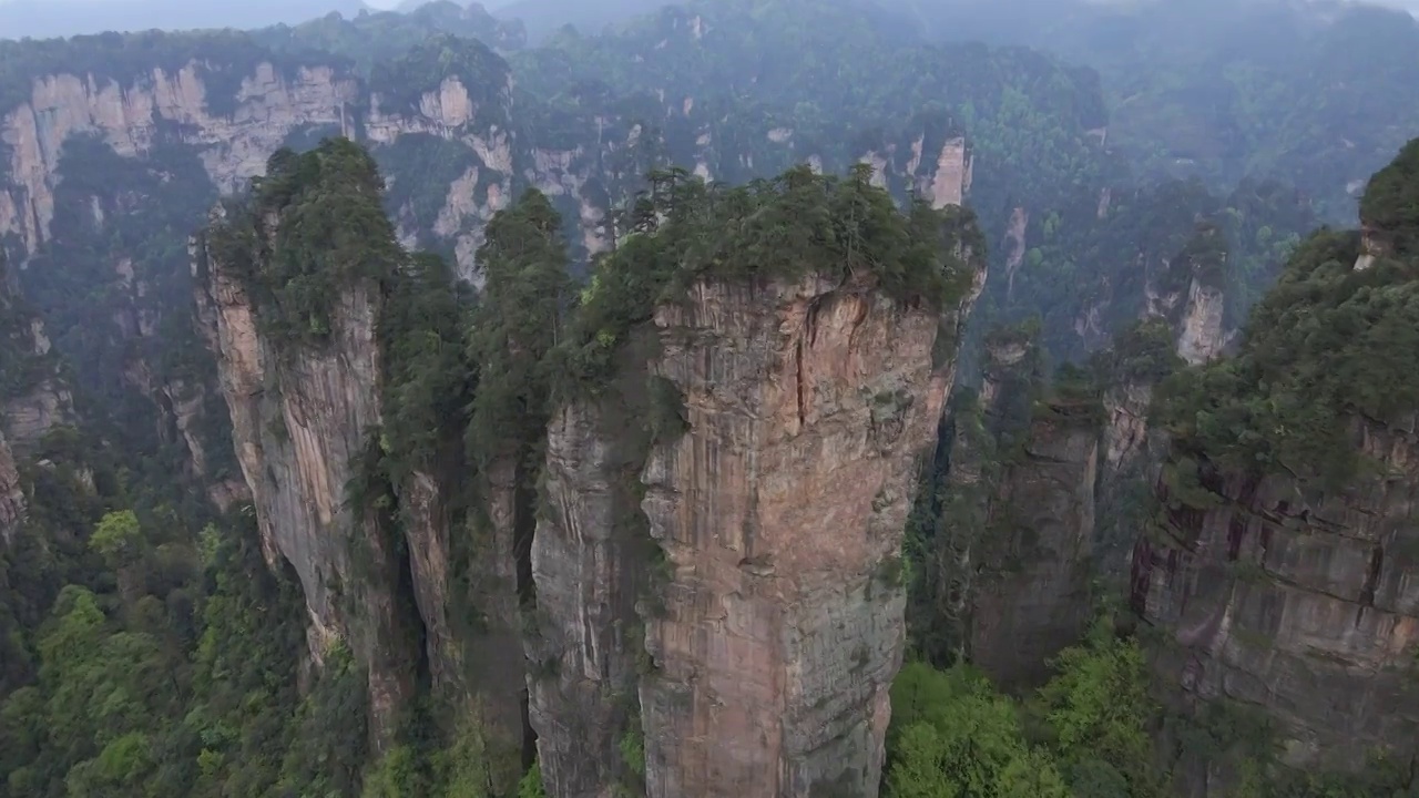 航拍张家界的石柱山峰视频素材