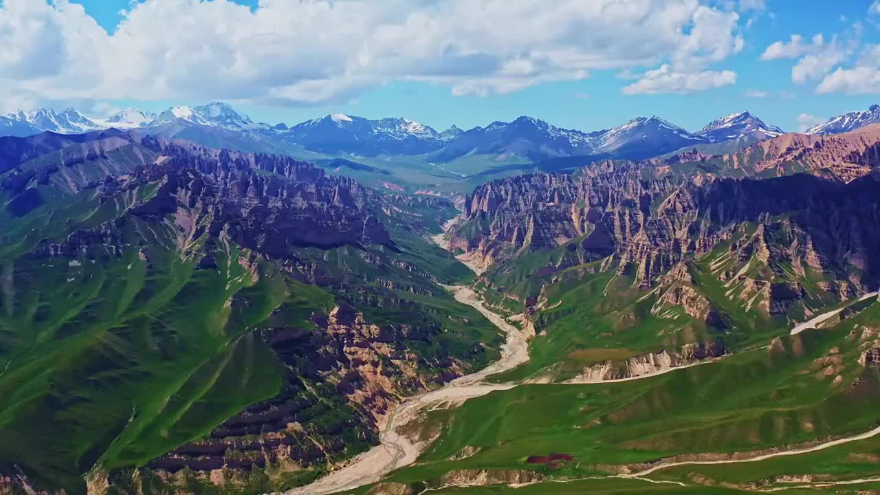 航拍中国新疆巴音郭楞和静县天山石林国家地质公园视频素材