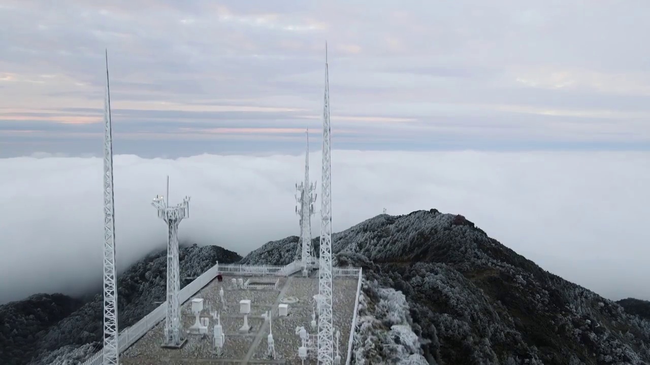 云海唯美日出信号塔高山峰冬季雪雾凇航拍视频素材