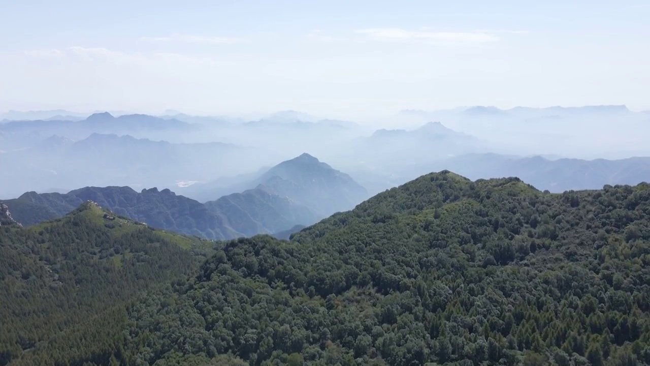 在河北保定涞源白石山航拍雾气中的群山视频素材