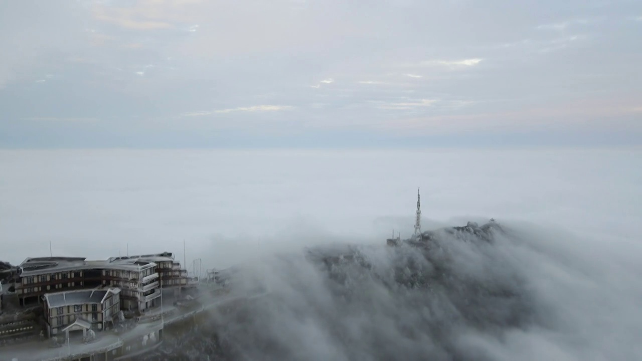 高山云海雾凇大雪日出信号塔唯美延时航拍视频素材