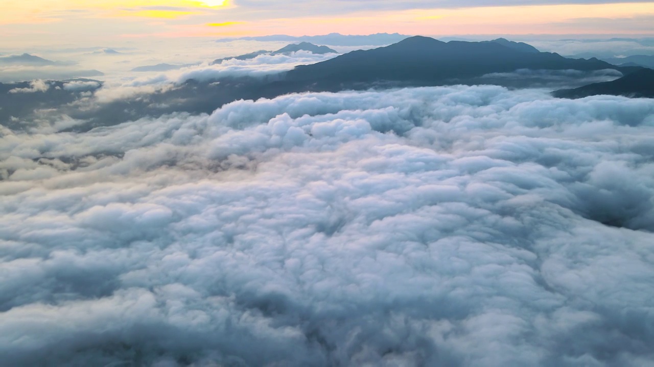 高山大片云海早霞日出红霞航拍高清美丽乡村视频素材