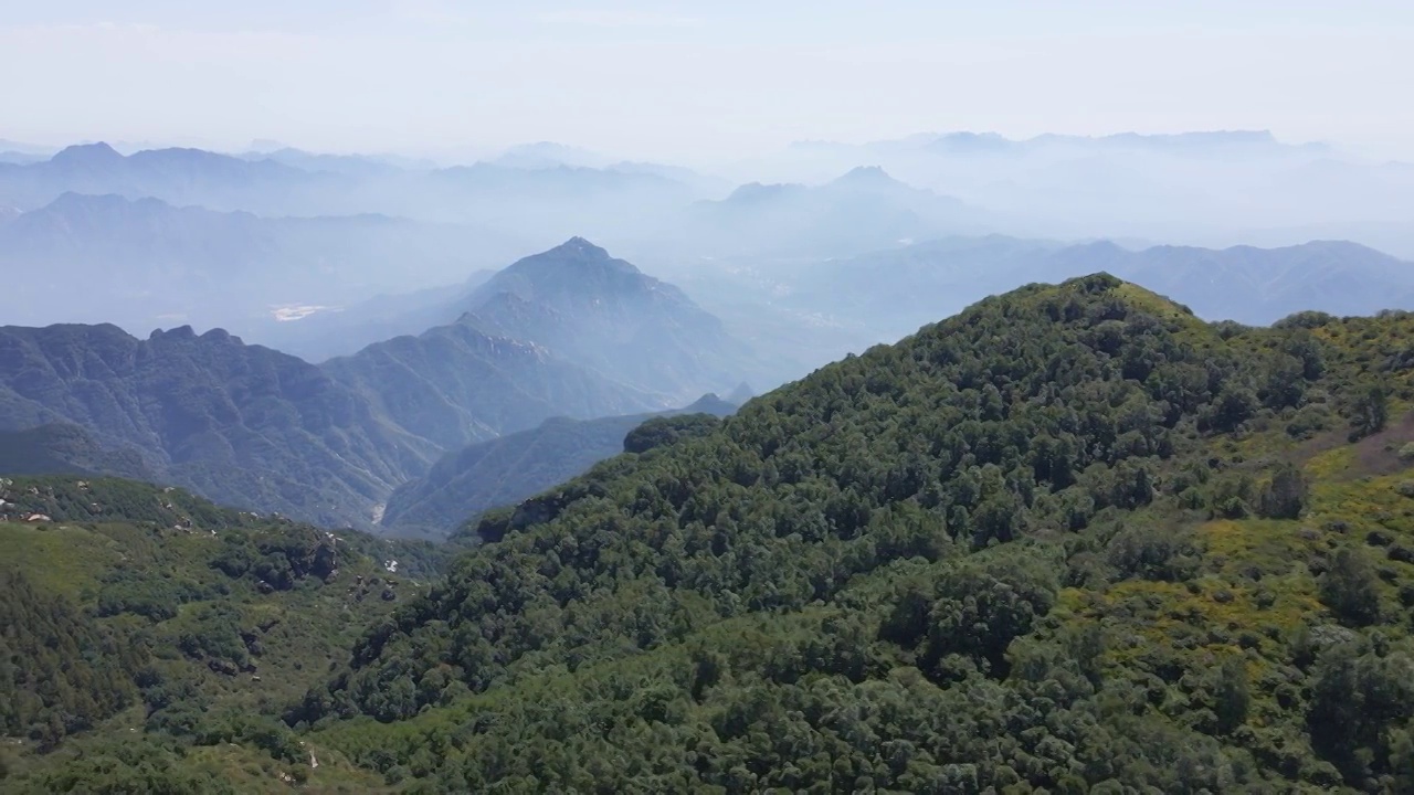 航拍保定涞源白石山的云雾群山视频素材