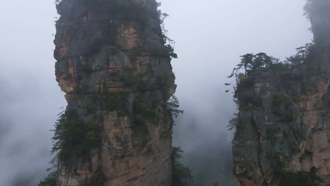 环绕拍摄张家界石柱山峰视频素材