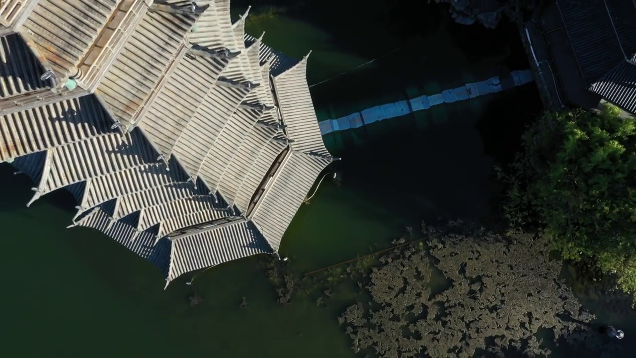 阳光下桂林杉湖景区的日月双塔视频素材