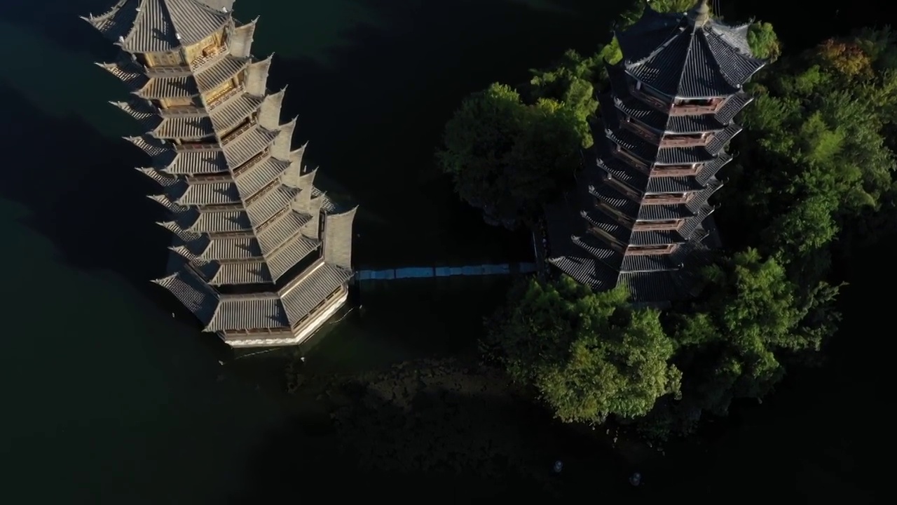 阳光下桂林杉湖景区的日月双塔视频素材