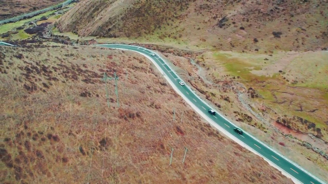 川西高原草原航拍公路上行驶的车辆视频素材