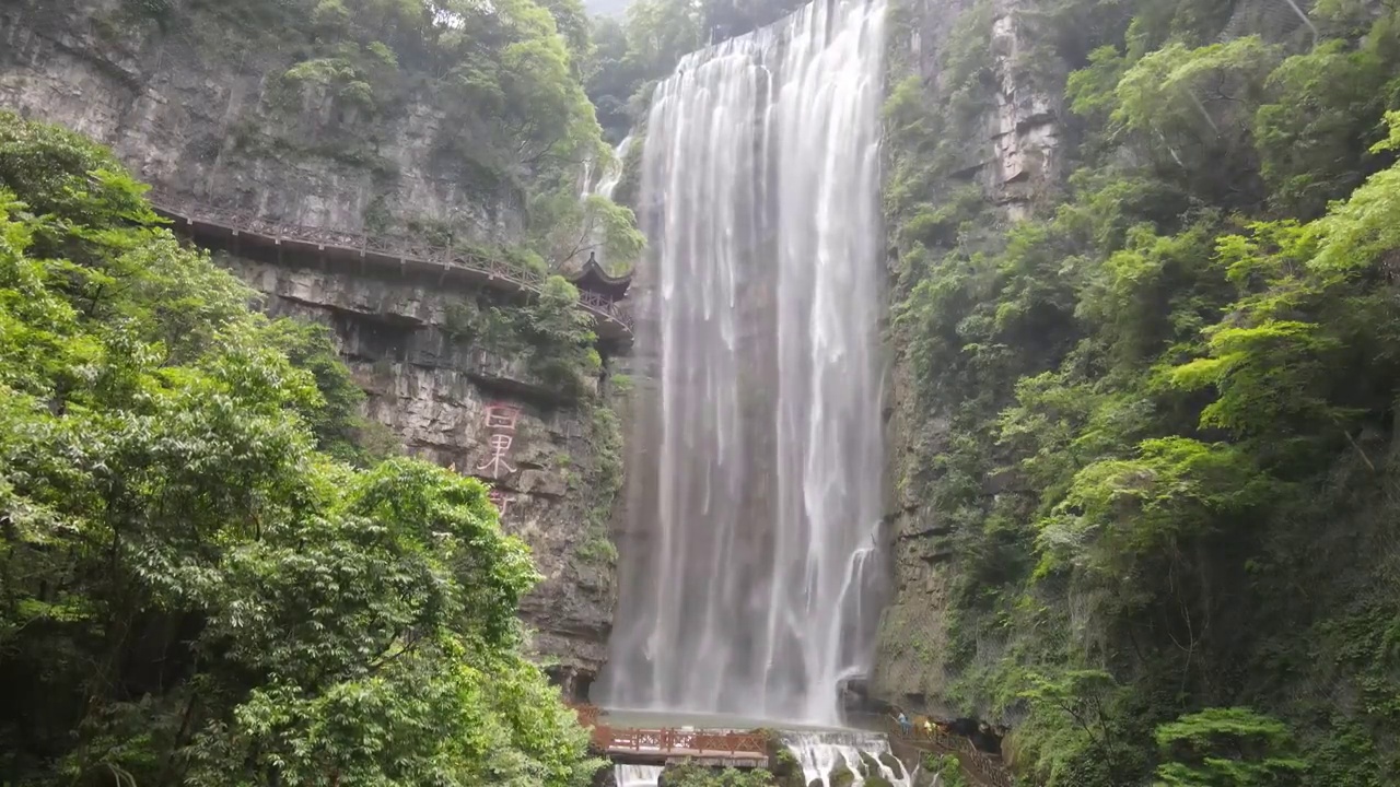 航拍湖北宜昌三峡大瀑布景区白果树瀑布（由左到右）视频下载