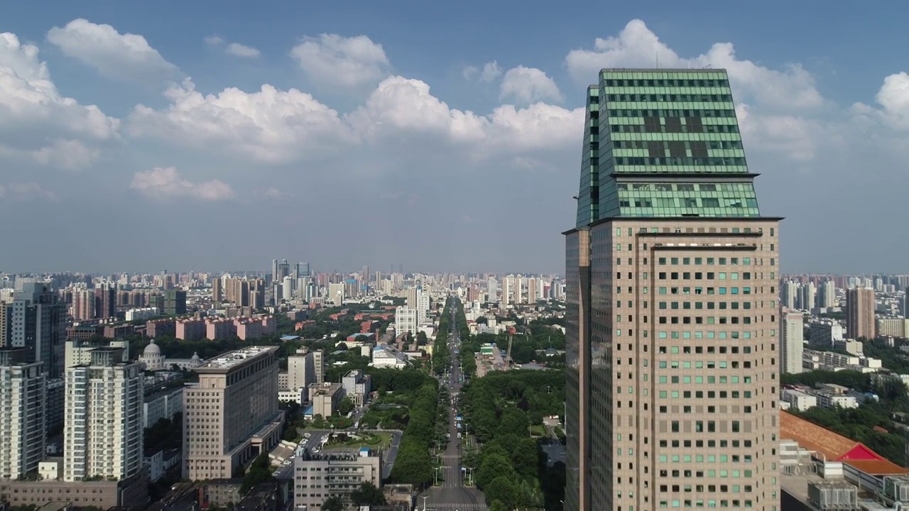 河南郑州地标建筑裕达国贸蓝天白云夏季户外风光航拍视角视频素材