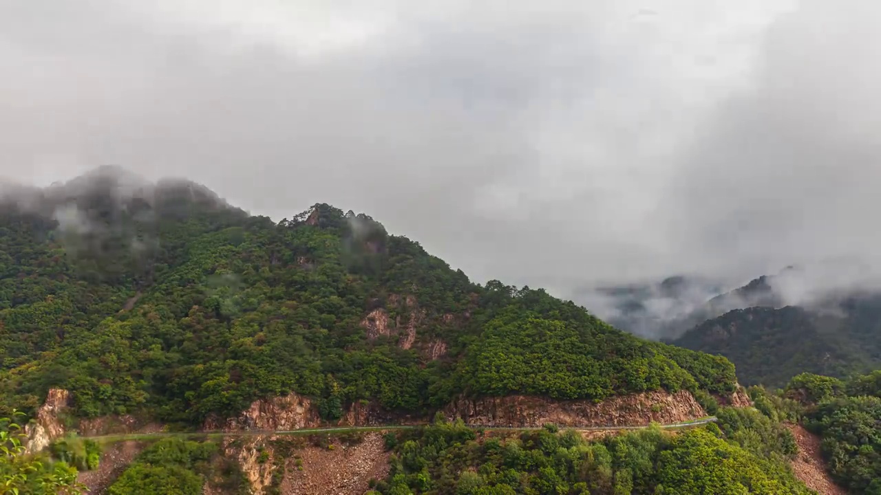 雨中云雾缭绕的盘山公路4K延时摄影视频视频素材