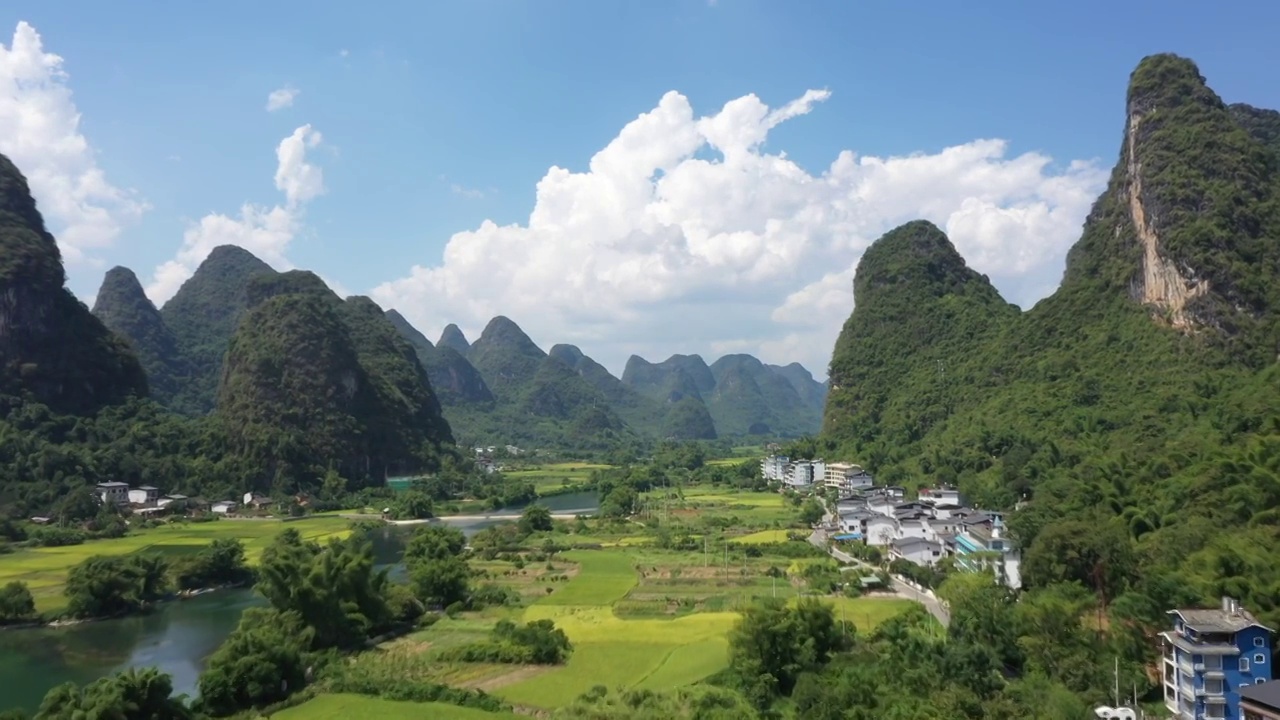 蓝天白云下桂林阳朔遇龙河两岸风光视频素材