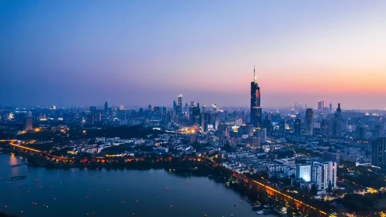 中国江苏南京玄武湖和紫峰大厦城市天际线延时摄影航拍夜景视频素材