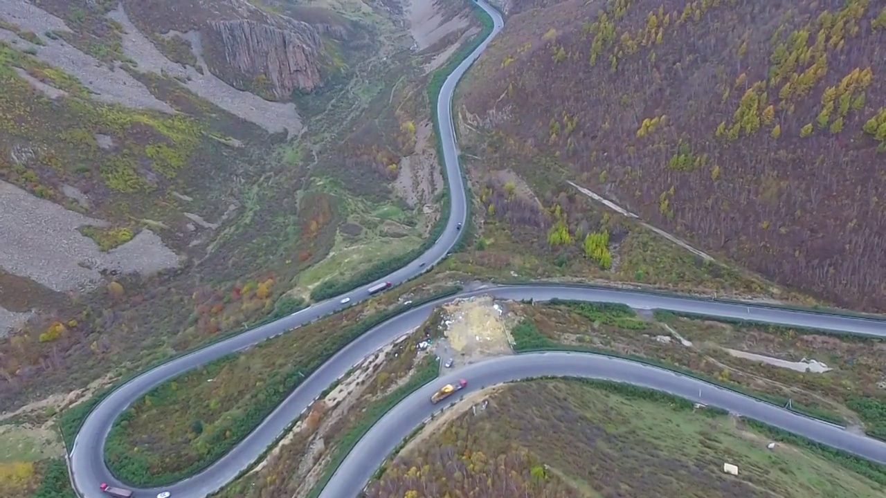 航拍蜿蜒曲折的盘山公路视频下载