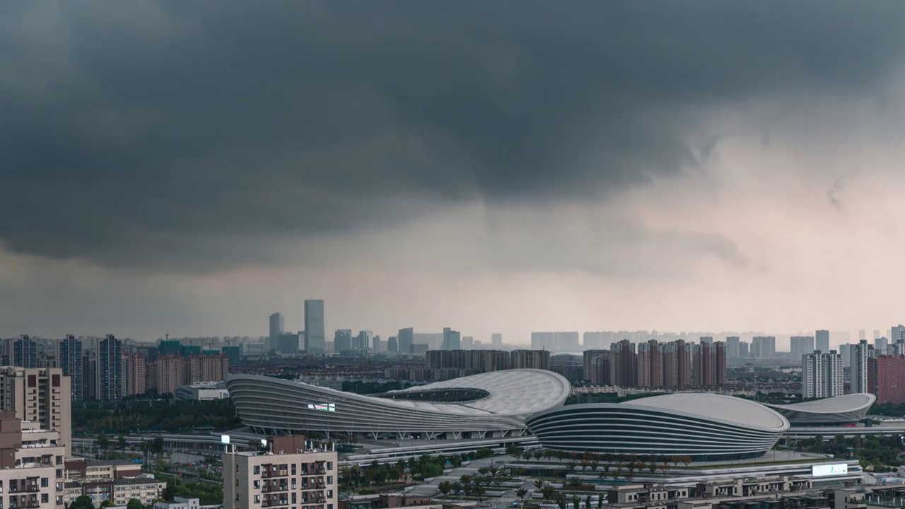 苏州园区奥体中心暴风雨来临前的延时视频素材