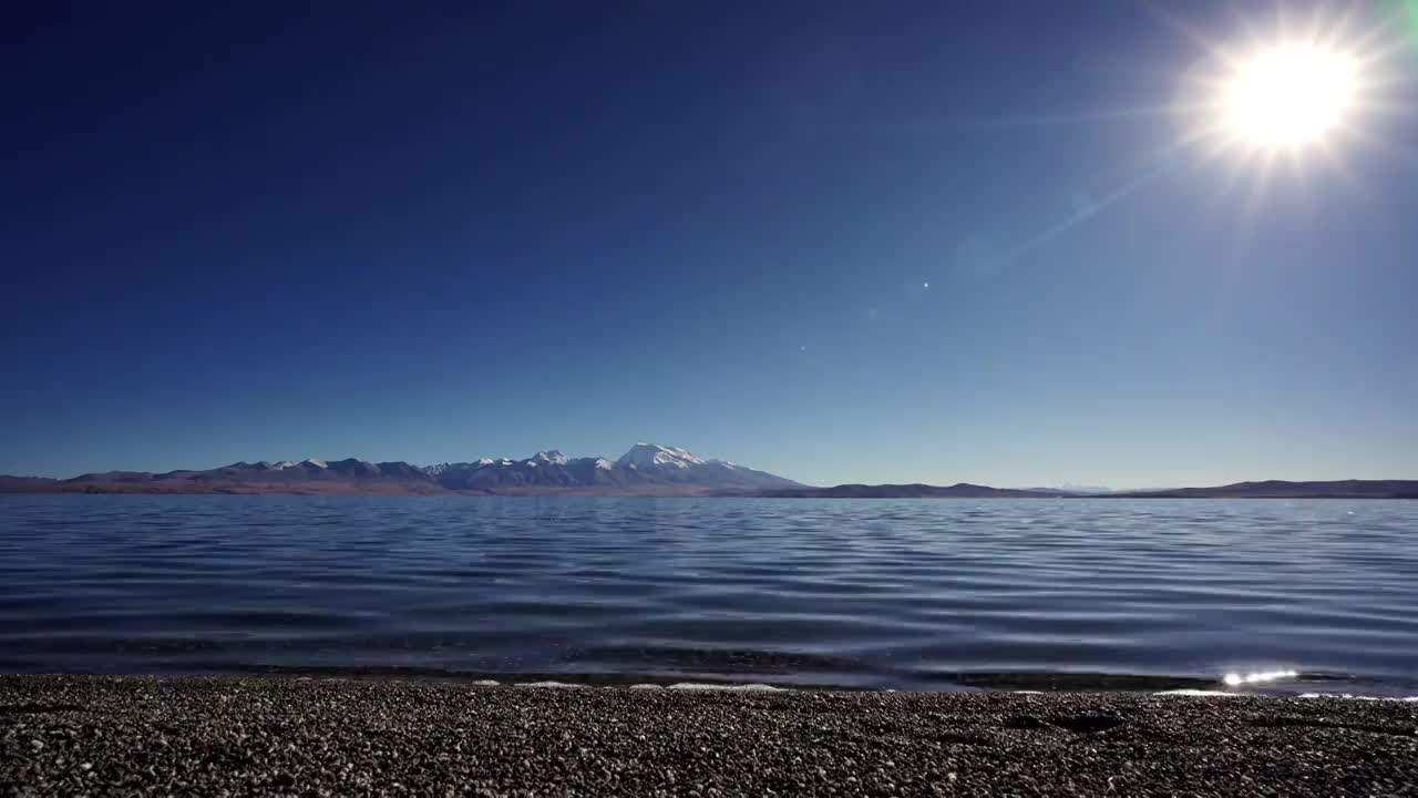 西藏风光阿里纳木那尼峰神山下的玛旁雍错圣湖视频素材