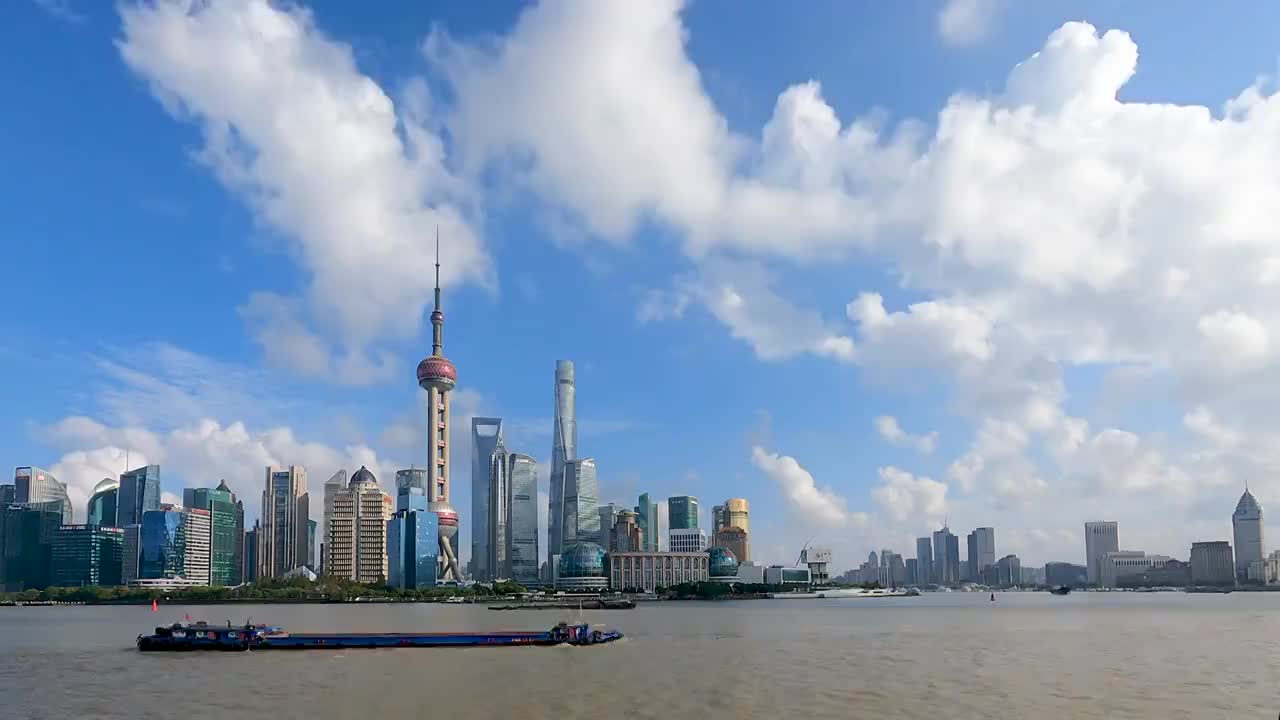 中国上海浦东外滩陆家嘴建筑全貌和流动的云彩视频素材