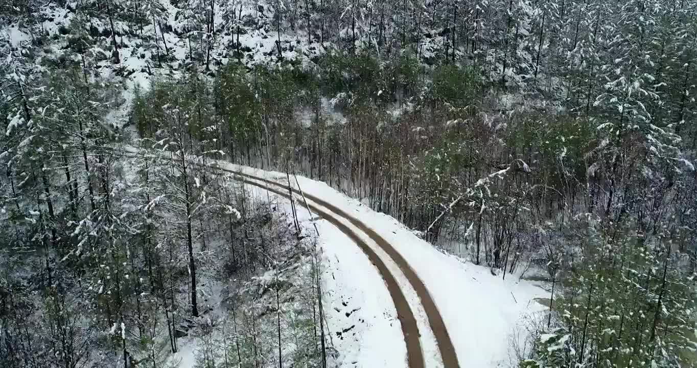 航拍大兴安岭春季极端天气降雪山林雪路视频素材