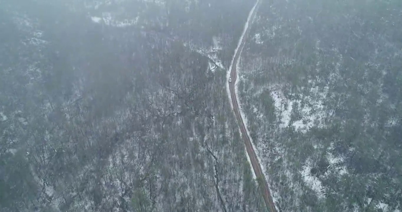 航拍大兴安岭春季极端天气降雪山林雪路视频素材