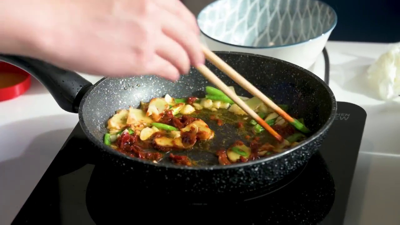 下青椒蒜末和豆瓣酱爆香视频素材