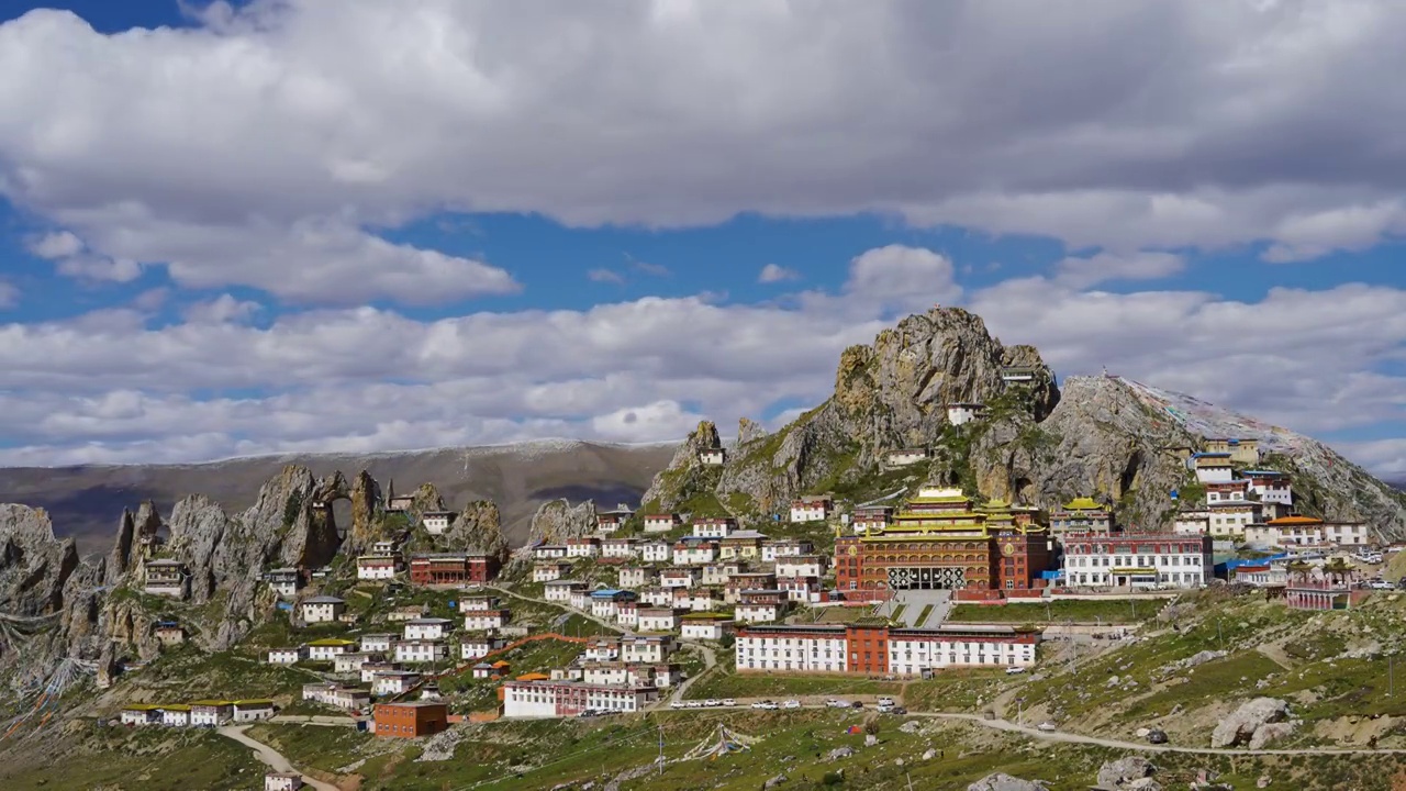 西藏昌都地区丁青县著名寺庙孜珠寺延时摄影，孜珠山上的天空之城视频素材