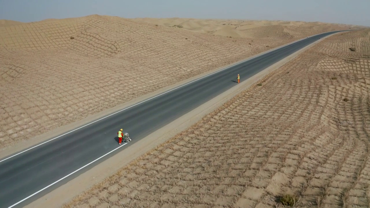 新疆第三条横穿塔克拉玛干沙漠公路道路标线施工视频素材