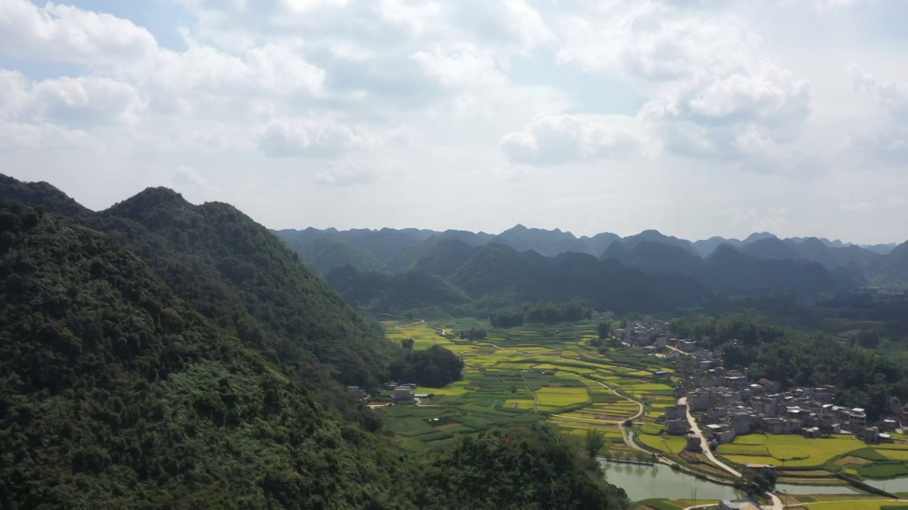 秋天阳光下广西百色靖西群山间的田园风光视频素材