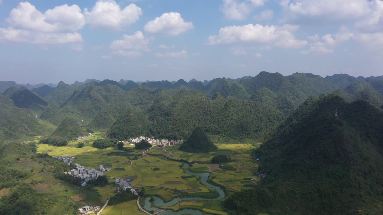 秋天阳光下广西百色靖西群山间的田园风光视频素材