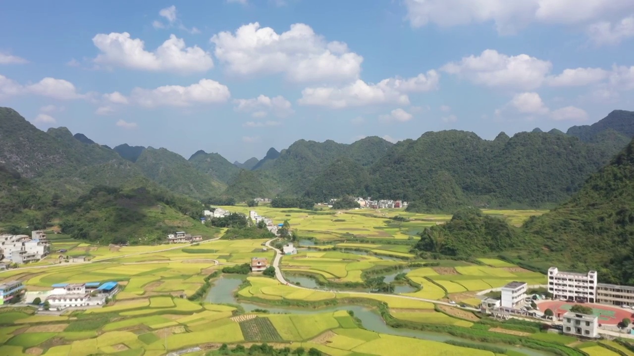 秋天阳光下广西百色靖西群山间的田园风光视频素材