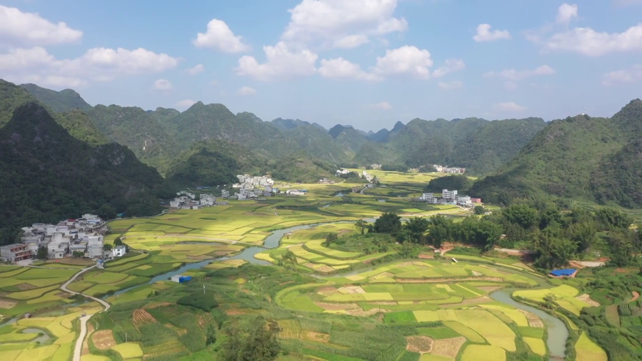 秋天阳光下广西百色靖西群山间的田园风光视频素材