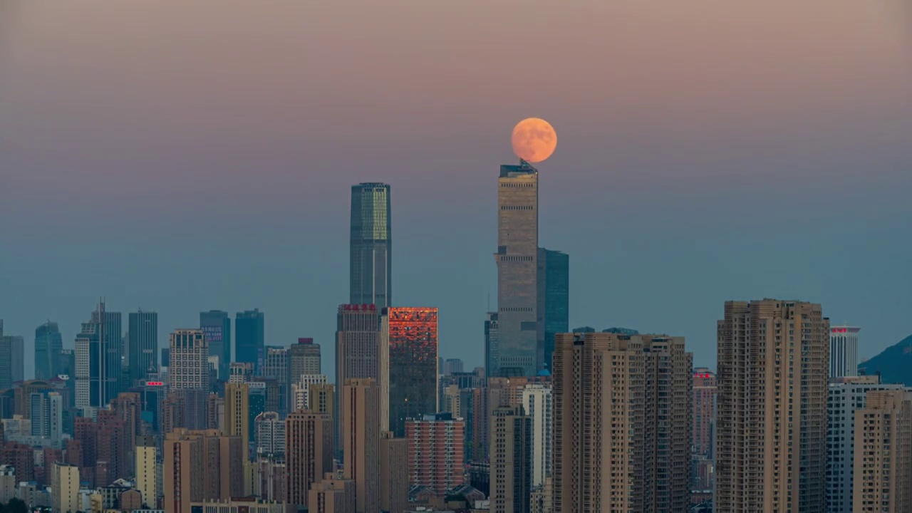 大连明月，当阴影慢慢笼罩大地的时候，一轮明月升视频素材