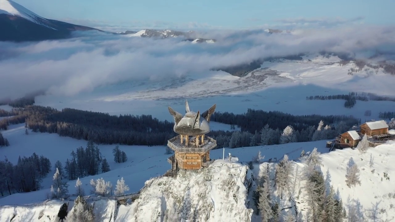 素裹千里冰封雪景：新疆喀纳斯冬日之观鱼台视频素材