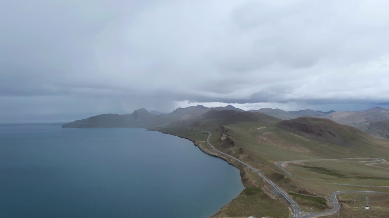 高视角航拍西藏山南地区普莫雍措，鸟瞰普莫雍错湖视频素材