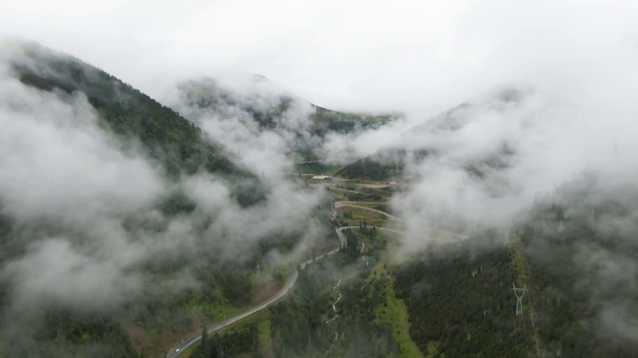 高视角航拍四川甘孜州理塘县雾中的山谷视频素材