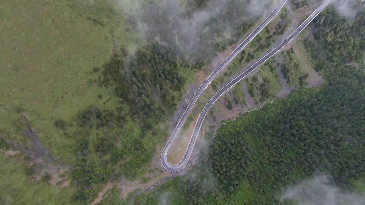 高视角航拍四川甘孜州雅江县剪子弯山盘山公路，鸟瞰山路十八弯视频素材