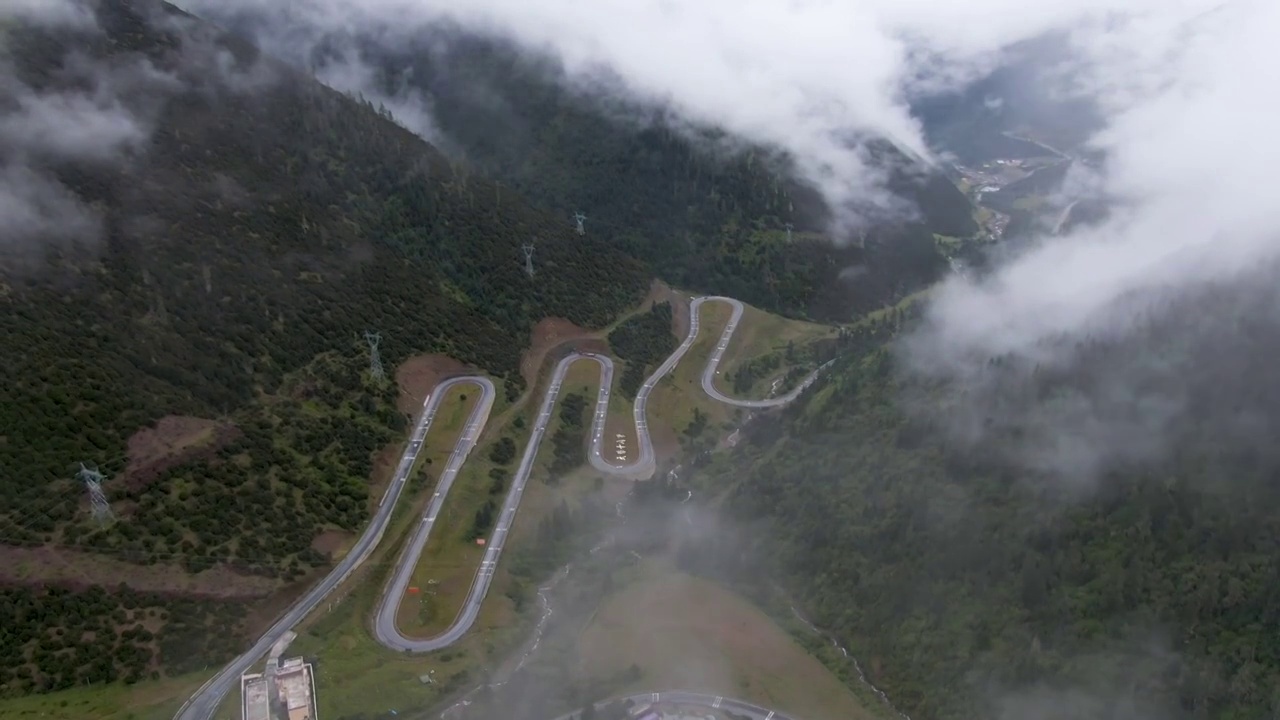 高视角航拍四川甘孜州雅江县剪子弯山盘山公路，鸟瞰山路十八弯视频素材