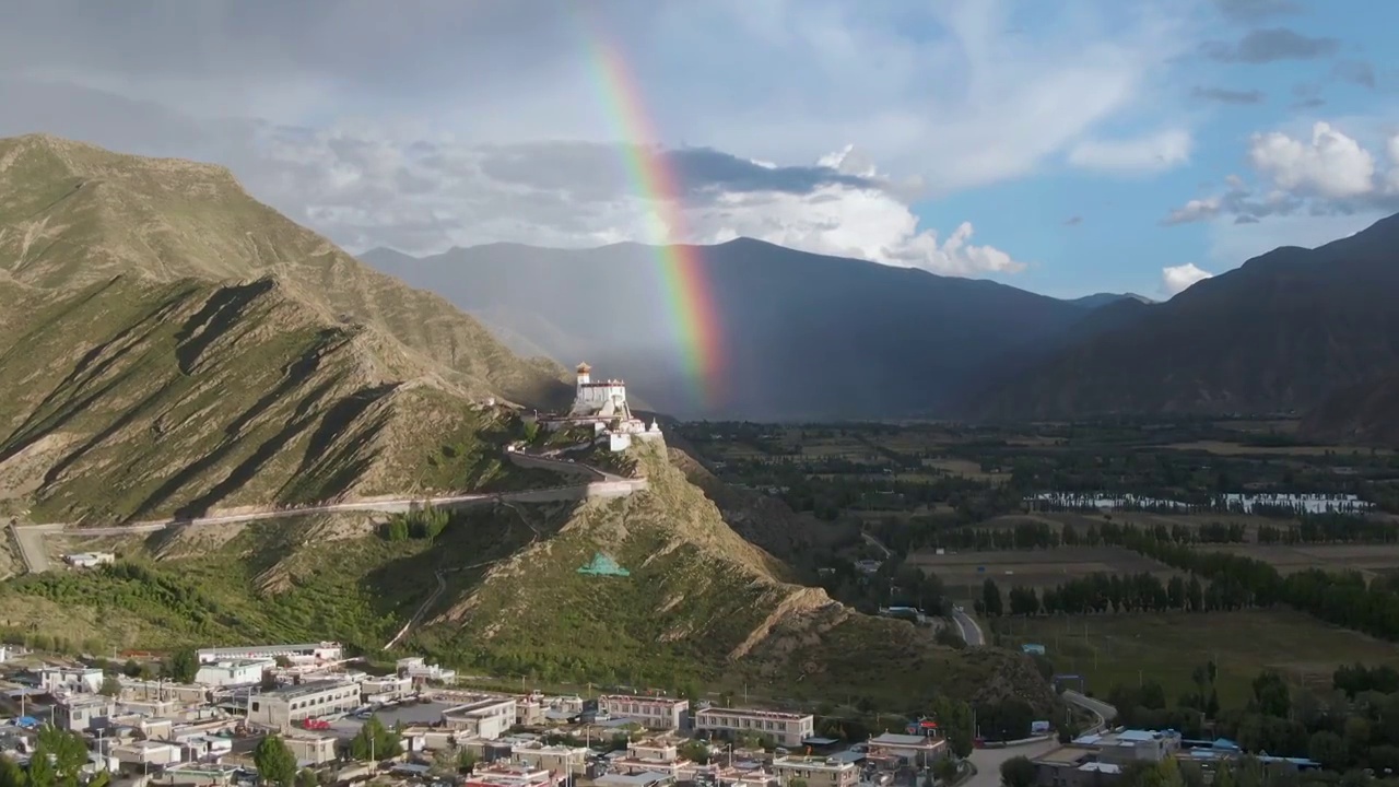 高视角航拍西藏山南地区著名景点雍布拉康，鸟瞰彩虹下的宫殿视频素材