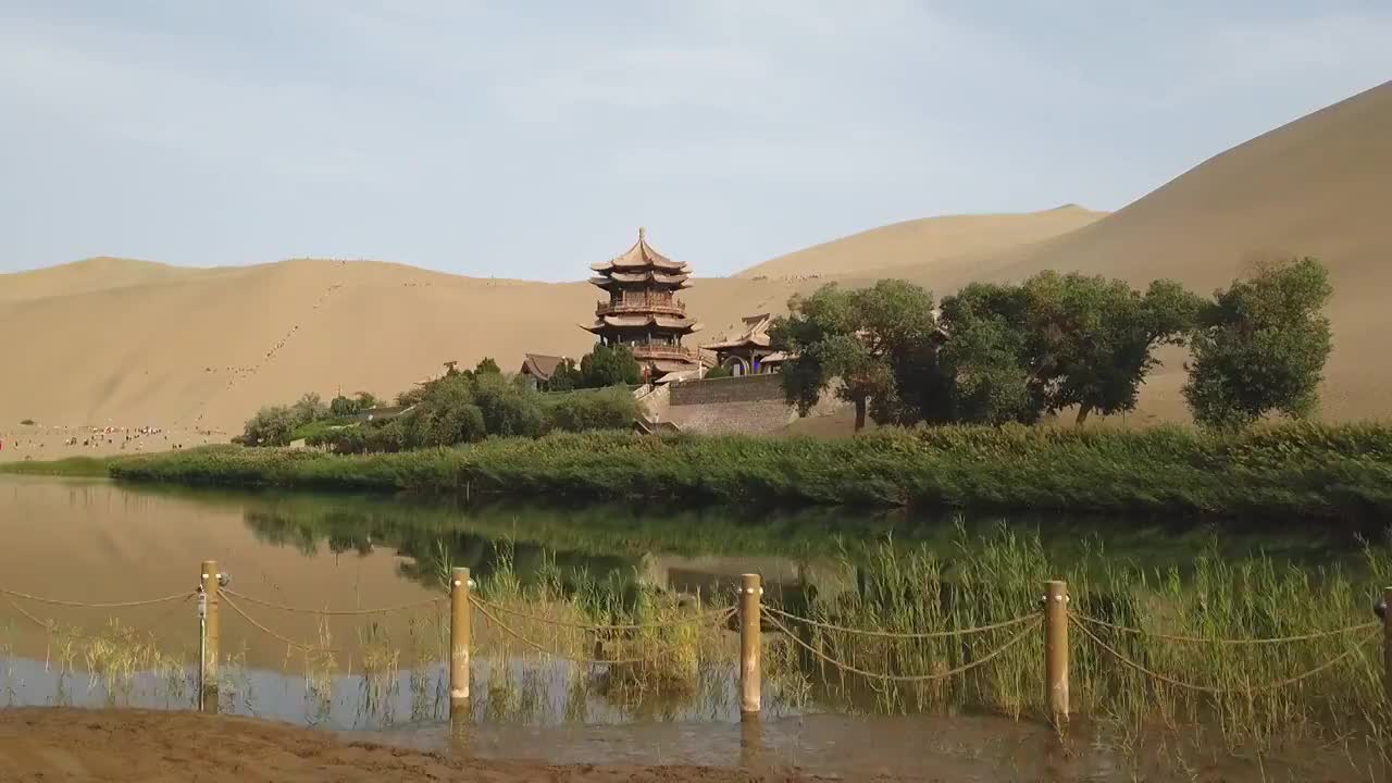 敦煌鸣沙山月牙泉月泉阁远望视频素材