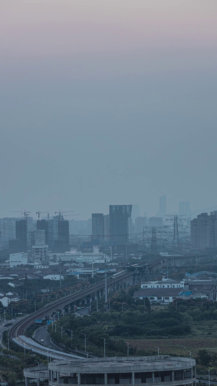 江苏省无锡市城市天际线及轨道交通日转夜延时视频素材